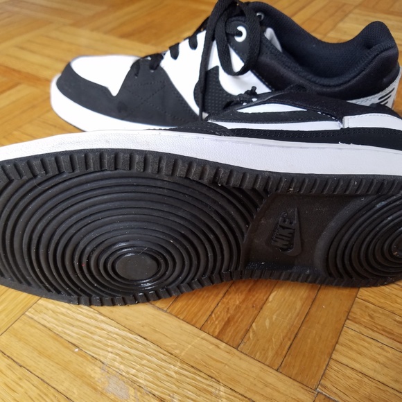 Nike Black and White - Picture 5 of 5